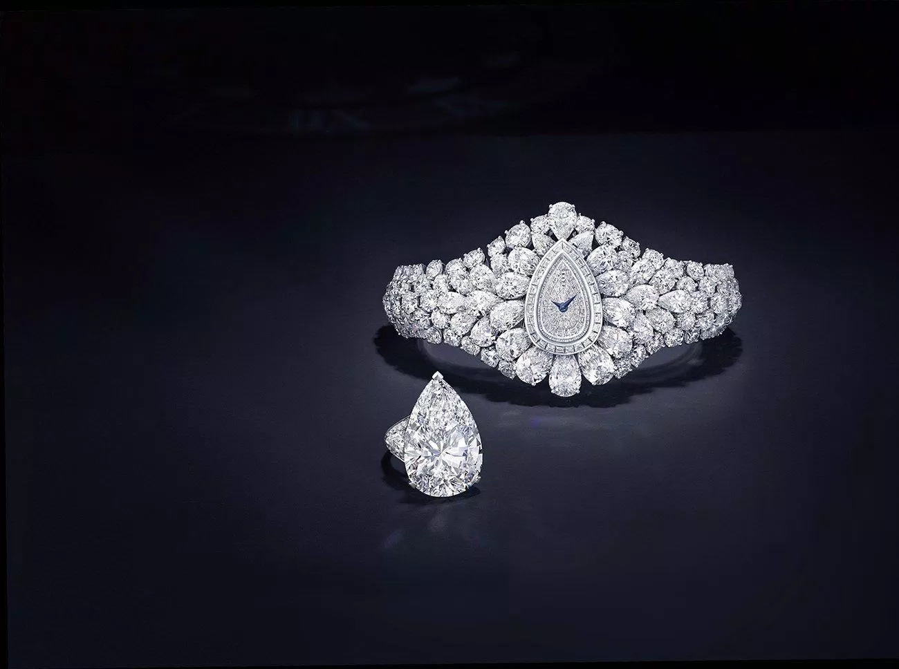 Graff Diamonds Hallucination có thể tách ra thành một chiếc nhẫn và vòng tay riêng biệt. (Nguồn: Internet).