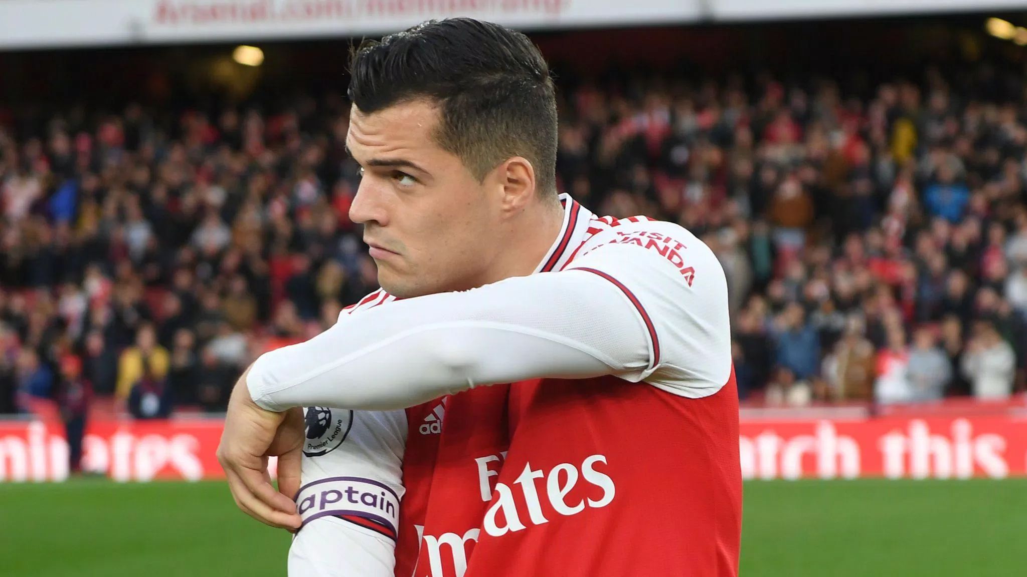 Granit Xhaka từng mang băng đổi trưởng Arsenal