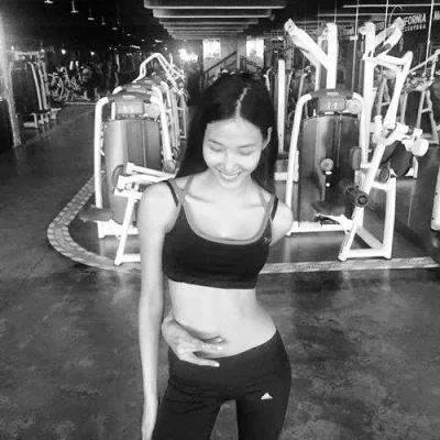 Hoàng Thùy cũng không chịu thua trogn thử thách eo chạm rốn