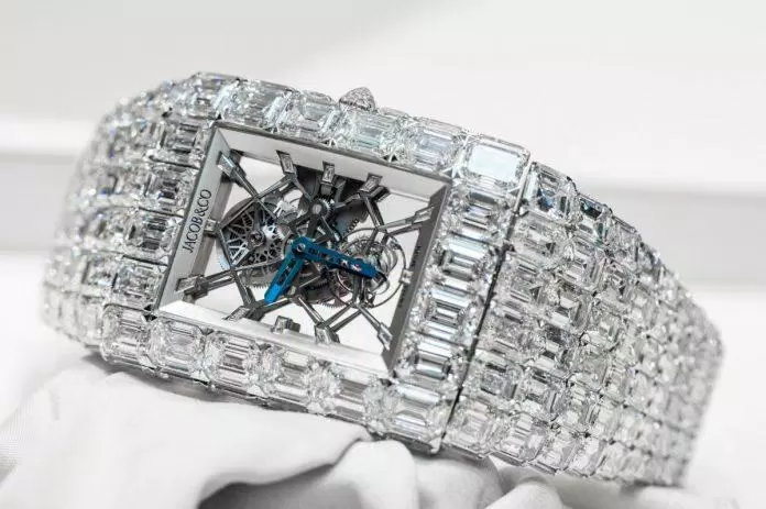 Graff Diamonds Hallucination được đính hơn 100 viên kim cương lấp lánh. (Nguồn: Internet).