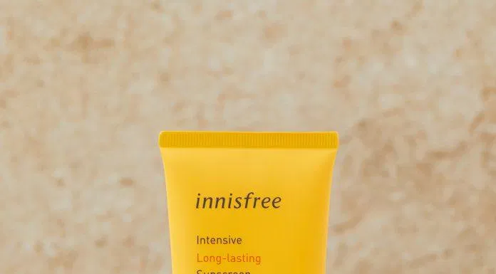 Thiết kế mới của kem chống nắng Innisfree Intensive Long-Lasting Sunscreen SPF50+ PA++++ được bao phủ màu vàng bắt mắt cùng chất liệu nhám lì hiện đại kem chống nắng