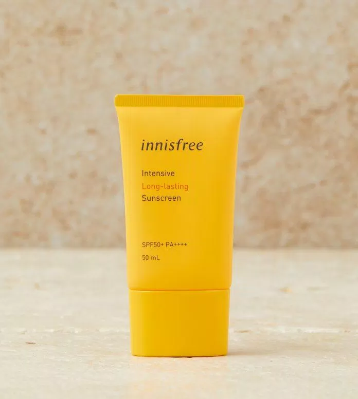 Thiết kế mới của kem chống nắng Innisfree Intensive Long-Lasting Sunscreen SPF50+ PA++++ được bao phủ màu vàng bắt mắt cùng chất liệu nhám lì hiện đại kem chống nắng