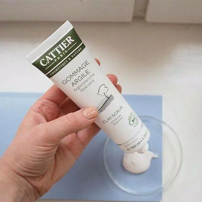 Cattier Gommage Argile Clay Scrub có thành phần chính là đất sét trắng giúp loại bỏ mọi tế bào chết bám trên da kem tẩy tế bào chết cattier