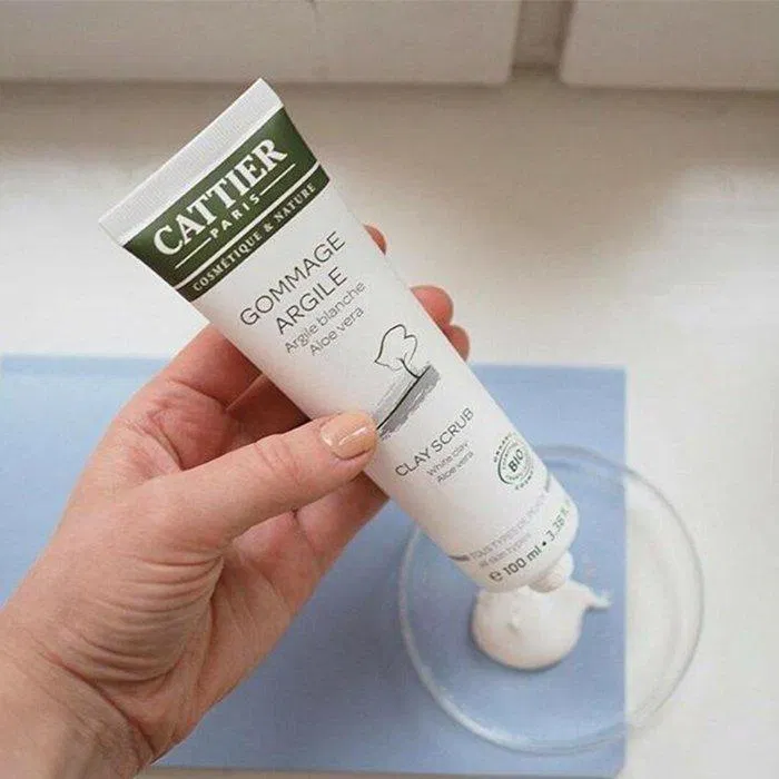 Cattier Gommage Argile Clay Scrub có thành phần chính là đất sét trắng giúp loại bỏ mọi tế bào chết bám trên da kem tẩy tế bào chết cattier