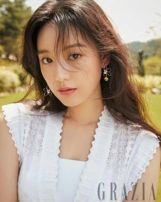 Kim Ji Won vẫn xinh đẹp như ngày nào "Người thừa kế".