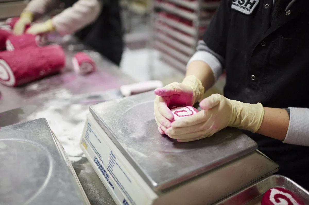 Đội ngũ nhân viên được đào tạo chuyên nghiệp (Ảnh: Internet). My-pham-lush-thuong-hieu-handmade-hang-dau-the-gioi-10