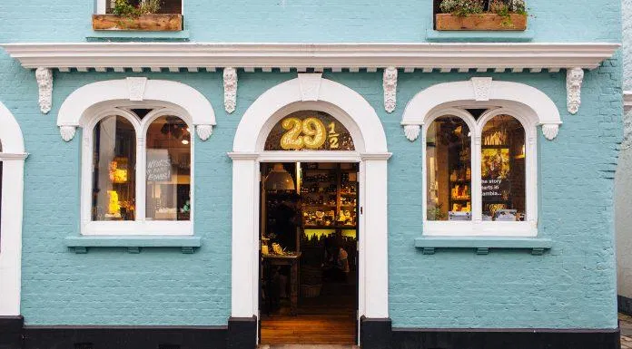 Cửa hàng nơi bắt đầu sự nghiệp của hai nhà sáng lập tại Poole, Vương quốc Anh (Ảnh: Internet). My-pham-lush-thuong-hieu-handmade-hang-dau-the-gioi-2