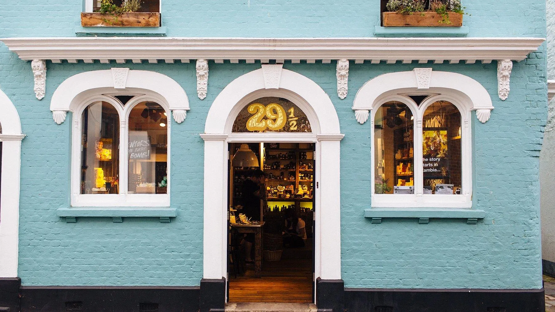 Cửa hàng nơi bắt đầu sự nghiệp của hai nhà sáng lập tại Poole, Vương quốc Anh (Ảnh: Internet). My-pham-lush-thuong-hieu-handmade-hang-dau-the-gioi-2