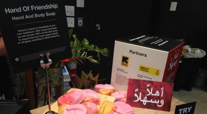 Xà phòng Hands of Friendship - ủng hộ cho những người tị nạn từ Syria (Ảnh: Internet). My-pham-lush-thuong-hieu-handmade-hang-dau-the-gioi-8