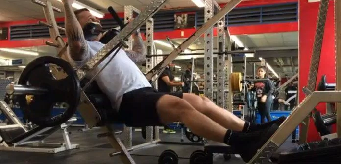 Máy tập cơ chân swing squat.