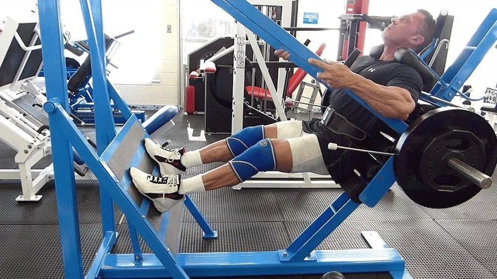 Máy tập chân swing squat.