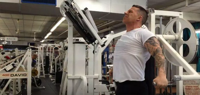 Máy tập cơ lưng iron cross machine.