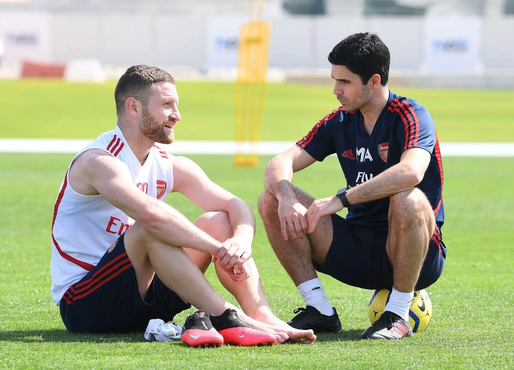 Mikel Arteta nói chuyện với Mustafi