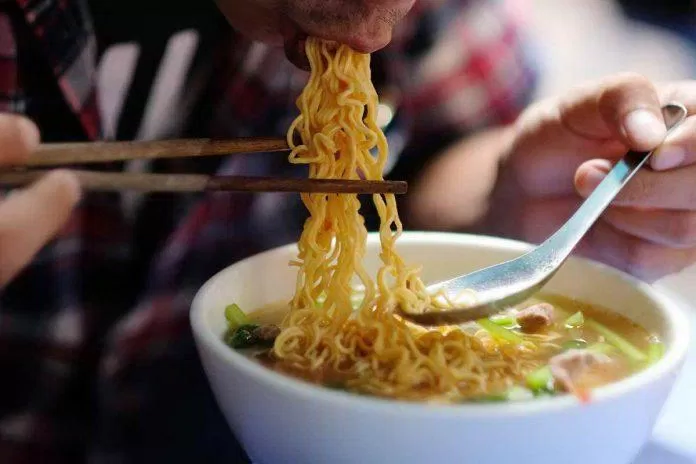 ăn mì gói