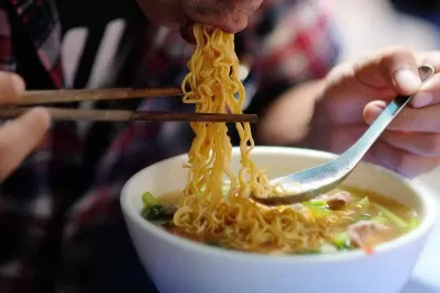 ăn mì gói
