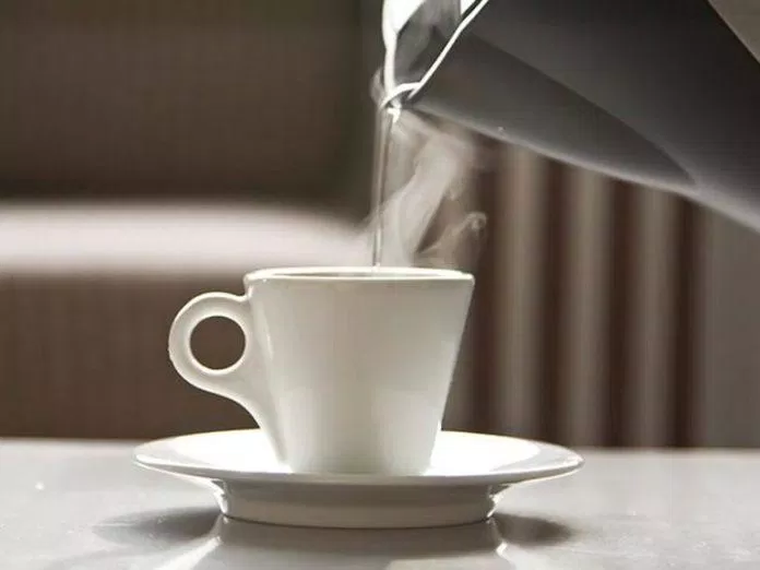 Uống nhiều nước ấm mỗi ngày, tránh uống nước lạnh để bảo vệ cổ họng nước ấm