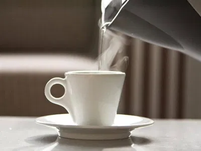 Uống nhiều nước ấm mỗi ngày, tránh uống nước lạnh để bảo vệ cổ họng nước ấm