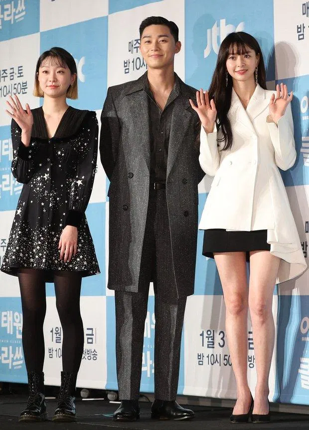 Thật khó lòng cân đo nhan sắc của Kwon Nara với kiểu tóc này. (Nguồn: Internet)