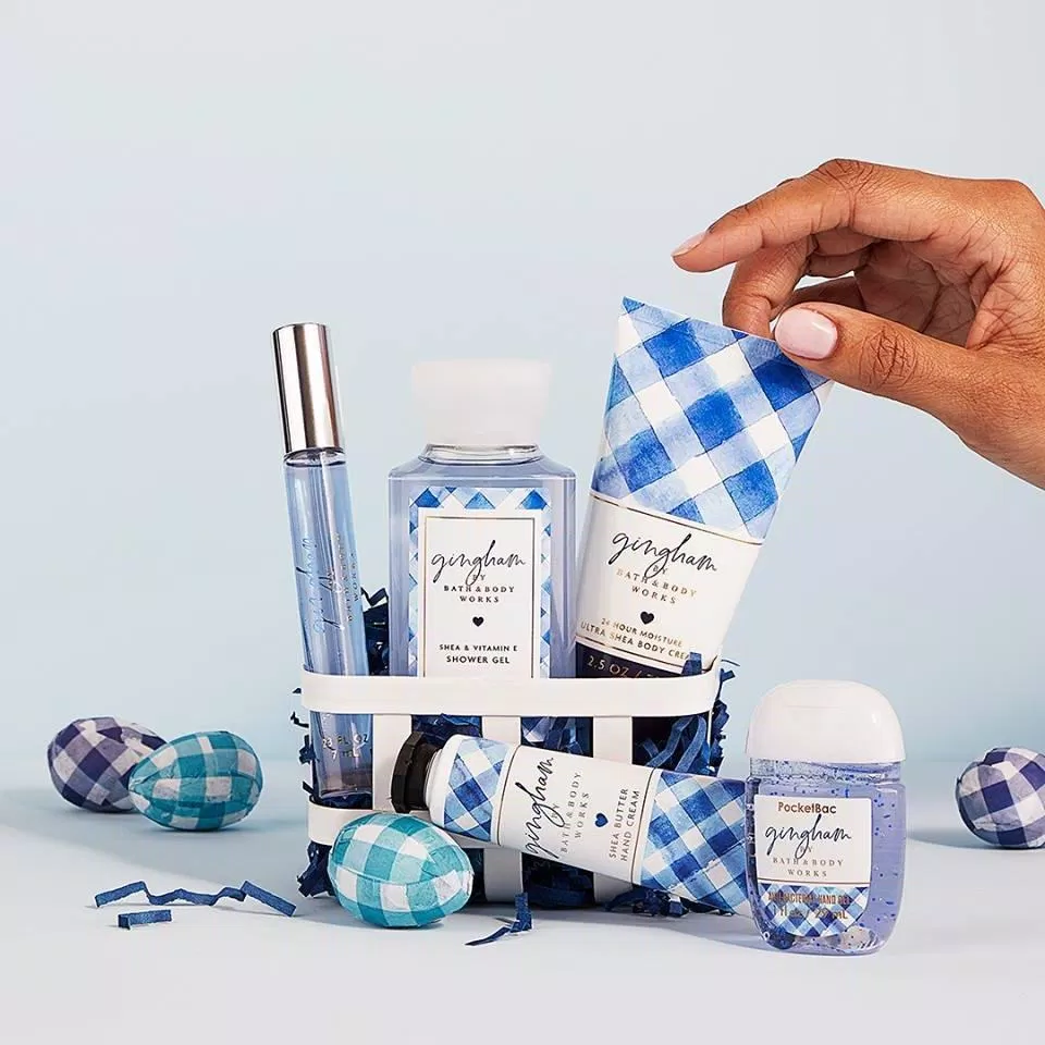 Dòng sản phẩm Gingham thiết kế sang trọng, tinh tế cùng một màu xanh mướt mắt nổi bật của thương hiệu Bath & Body Works. (Ảnh: Internet) Dòng sản phẩm Gingham thiết kế sang trọng, tinh tế cùng một màu xanh mướt mắt nổi bật của thương hiệu Bath & Body Works. (Ảnh: Internet)