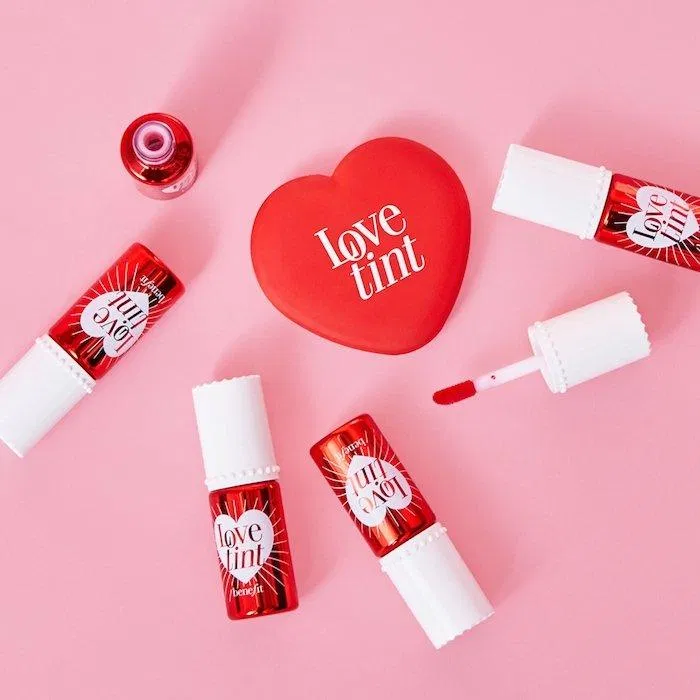 Hương thơm tựa cánh hoa hồng cùng sự kết hợp hoàn hảo với cách đánh lòng môi của son tint Lovetint quả nhiên đã khiến mình yêu ngay từ ánh nhìn đầu tiên. (Ảnh: Internet) Hương thơm tựa cánh hoa hồng cùng sự kết hợp hoàn hảo với cách đánh lòng môi của son tint Lovetint quả nhiên đã khiến mình yêu ngay từ ánh nhìn đầu tiên. (Ảnh: Internet)