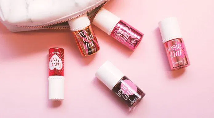 Với các thành phần dưỡng ẩm cho làn môi căng mọng, son tint Benefit không gây khô môi mà vẫn giữ được lớp son tuyệt vời suốt cả ngày dài. (Ảnh: Internet) Với các thành phần dưỡng ẩm cho làn môi căng mọng, son tint Benefit không gây khô môi mà vẫn giữ được lớp son tuyệt vời suốt cả ngày dài. (Ảnh: Internet)
