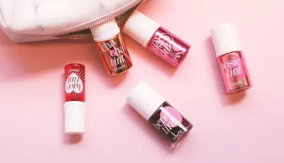 Với các thành phần dưỡng ẩm cho làn môi căng mọng, son tint Benefit không gây khô môi mà vẫn giữ được lớp son tuyệt vời suốt cả ngày dài. (Ảnh: Internet) Với các thành phần dưỡng ẩm cho làn môi căng mọng, son tint Benefit không gây khô môi mà vẫn giữ được lớp son tuyệt vời suốt cả ngày dài. (Ảnh: Internet)