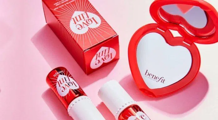 Thỏi son tint Benefit đầu tiên đã khiến mình kết đôi với dòng son tint dài dài rồi. (Ảnh: Internet) Thỏi son tint Benefit đầu tiên đã khiến mình kết đôi với dòng son tint dài dài rồi. (Ảnh: Internet)