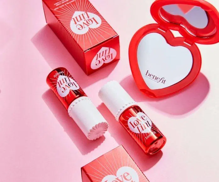 Thỏi son tint Benefit đầu tiên đã khiến mình kết đôi với dòng son tint dài dài rồi. (Ảnh: Internet) Thỏi son tint Benefit đầu tiên đã khiến mình kết đôi với dòng son tint dài dài rồi. (Ảnh: Internet)