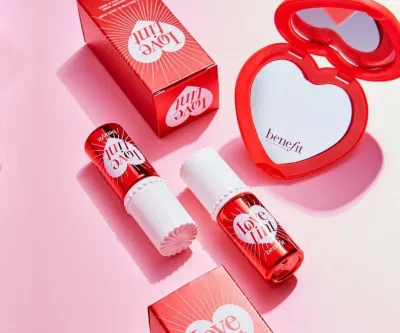 Thỏi son tint Benefit đầu tiên đã khiến mình kết đôi với dòng son tint dài dài rồi. (Ảnh: Internet) Thỏi son tint Benefit đầu tiên đã khiến mình kết đôi với dòng son tint dài dài rồi. (Ảnh: Internet)