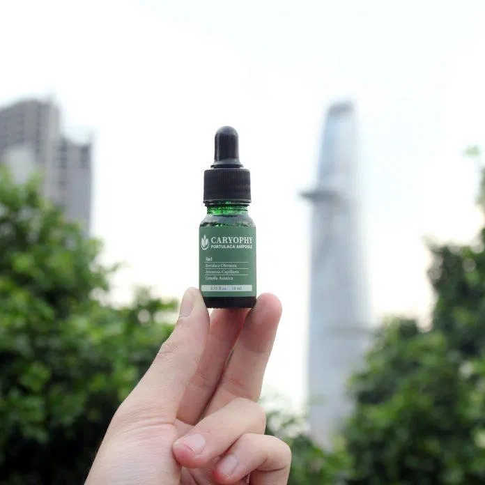 Thiết kế bao bì serum trị mụn Caryophy khá đơn giản nhưng hiệu quả giảm thiểu tối đa tình trạng oxy hóa cho sản phẩm đảm bảo chất lượng serum tốt nhất. (Ảnh: Internet)