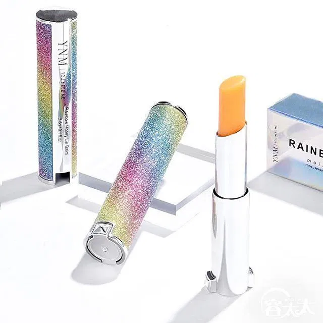 Son dưỡng môi YNM Rainbow Honey Lip Balm với lớp nhũ cầu vồng bắt mắt Son dưỡng môi YNM Rainbow Honey Lip Balm với lớp nhũ cầu vồng bắt mắt (Ảnh: Internet)
