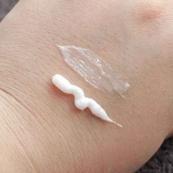 Chất kem nhẹ, mịn giúp tạo bọt tốt sữa rửa mặt la roche-posay