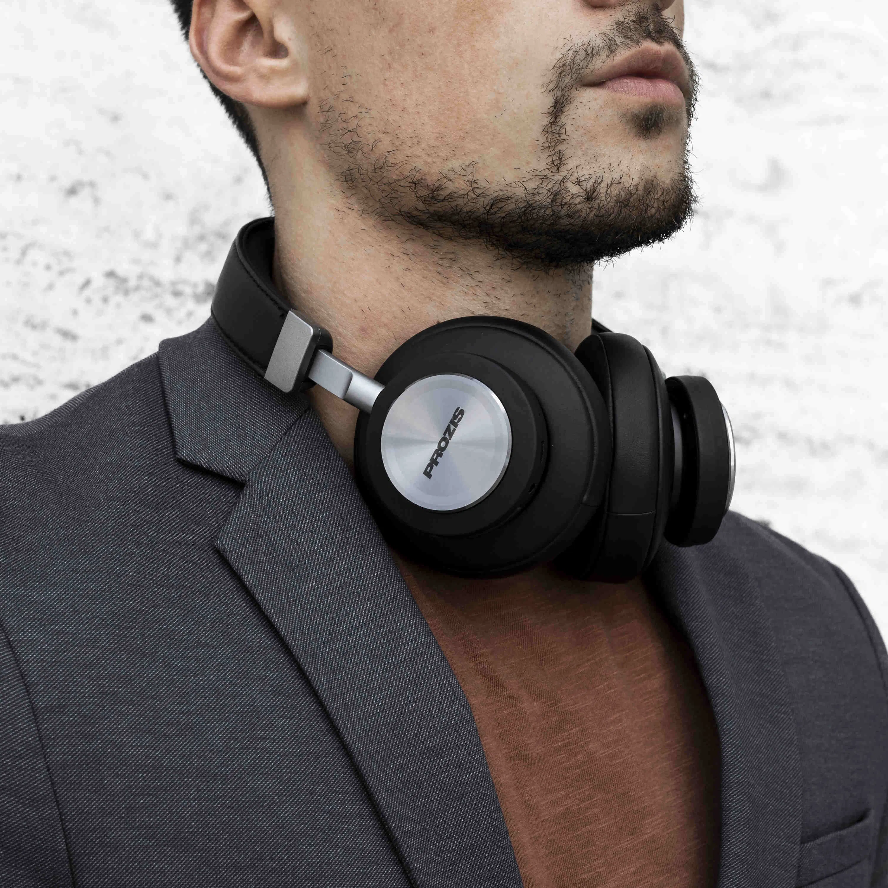 Một số tai nghe được tích hợp công nghệ chống ồn. Ảnh: internet