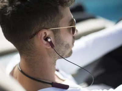 Tai nghe Bluetooth dạng in ear. Ảnh: internet