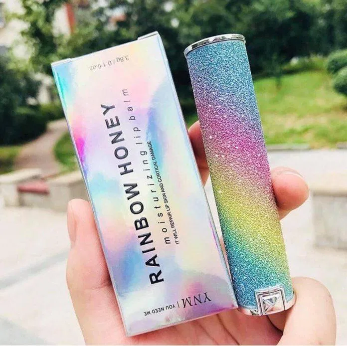 Thiết kế vô cùng chanh xả của son dưỡng môi YNM Rainbow Honey Lip Balm Thiết kế vô cùng chanh xả của son dưỡng môi YNM Rainbow Honey Lip Balm (Ảnh: Internet)