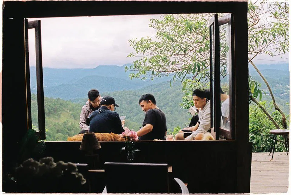 Tranh thủ cùng bạn bè tán gẫu, vui chơi với em Boss nhà Cheo Veooo (Ảnh: Fanpage Tiệm cà phê Cheo Veooo)