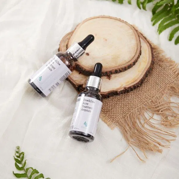 Tinh chất Dew and Dew Acne Treatment Ampoule có độ đậm đặc hơn so với serum thông thường giúp các dưỡng chất thẩm thấu sâu vào da tinh chất trị mụn dew and dew
