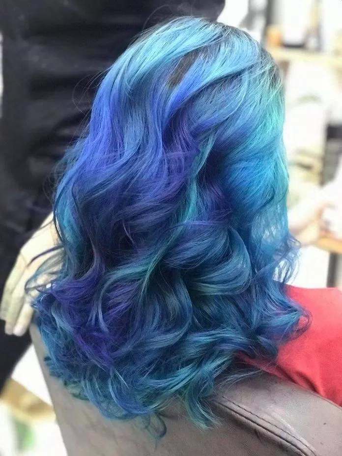 Tóc nhuộm ombre xanh cũng nằm trong danh sách màu tóc hot hè này.. (Nguồn: Internet)
