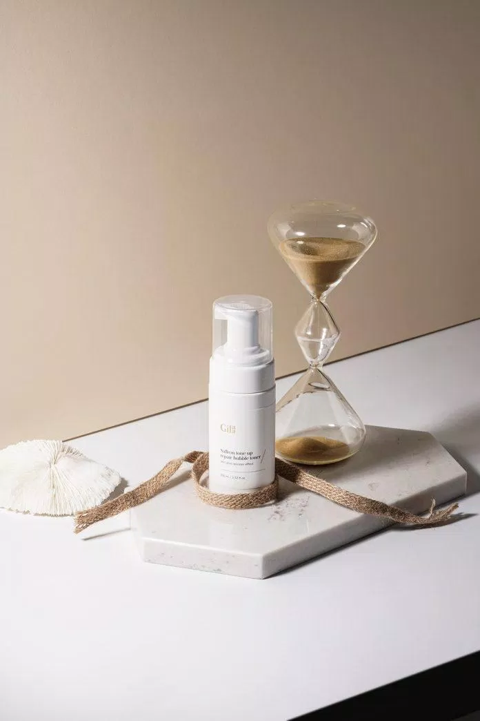 Nước hoa hồng Gilaa Saffron Tone Up Repair Bubble Toner. (Ảnh: Internet)
