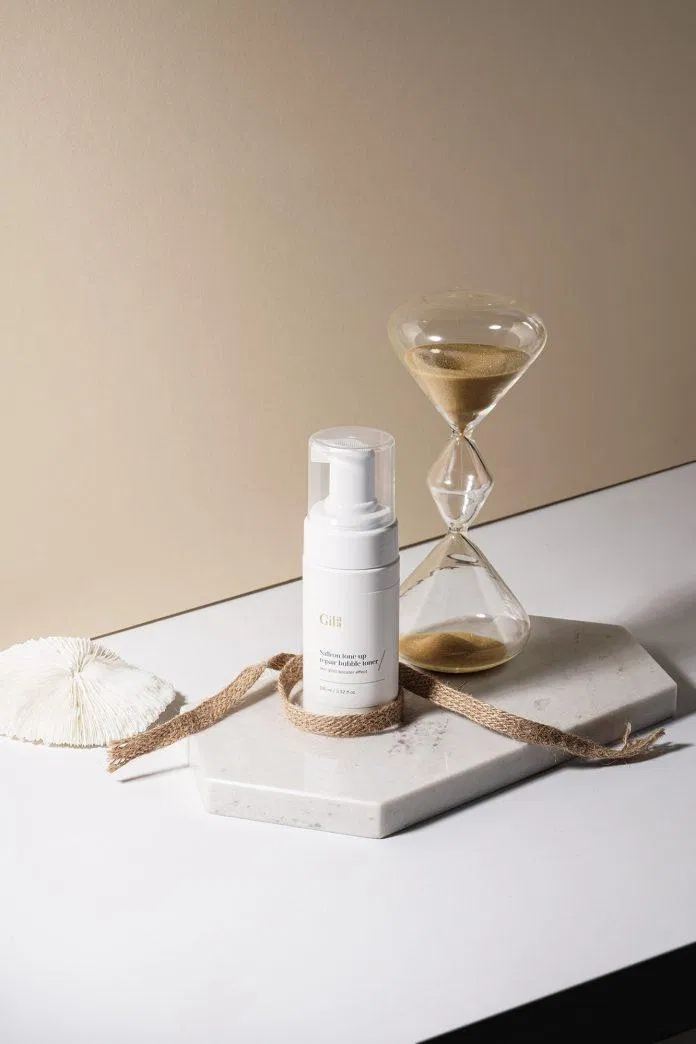 Nước hoa hồng Gilaa Saffron Tone Up Repair Bubble Toner. (Ảnh: Internet)