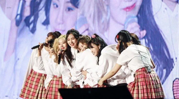 Các thành viên TWICE ôm chầm lấy Mina sau thời gian dài cô nàng vắng bóng.
