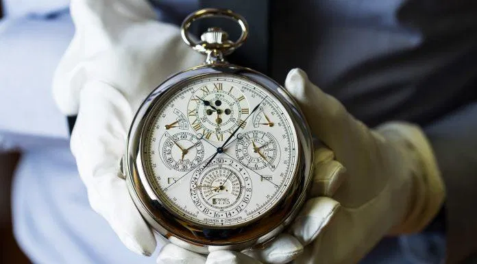 Vacheron constantin sở hữu 2.800 bộ phận và các nút ấn được đặt trong vỏ đồng hồ bằng vàng trắng. (Nguồn: Internet).
