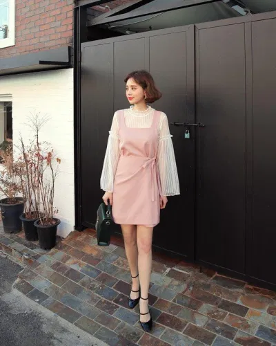 Váy yếm tông màu hồng pastel (nguồn ảnh: internet) Váy yếm tông màu hồng pastel (nguồn ảnh: internet)
