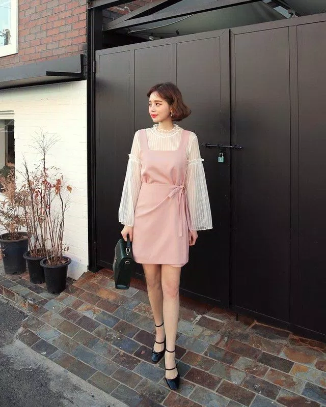 Váy yếm tông màu hồng pastel (nguồn ảnh: internet) Váy yếm tông màu hồng pastel (nguồn ảnh: internet)