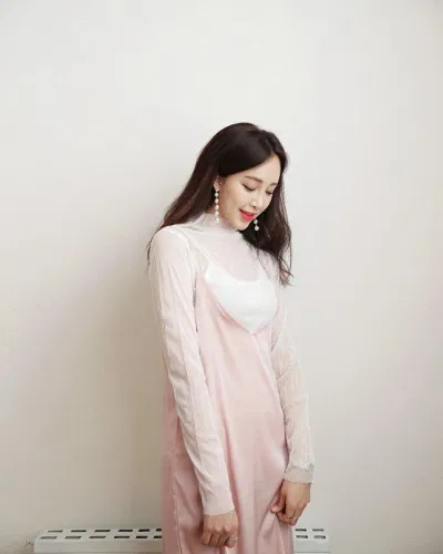 Váy yếm tông màu hồng pastel (nguồn ảnh: internet) Váy yếm tông màu hồng pastel (nguồn ảnh: internet)