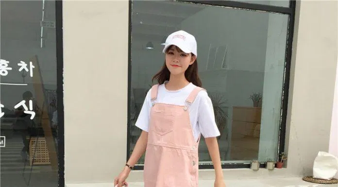 Váy yếm tông màu hồng pastel (nguồn ảnh: internet) Váy yếm tông màu hồng pastel (nguồn ảnh: internet)