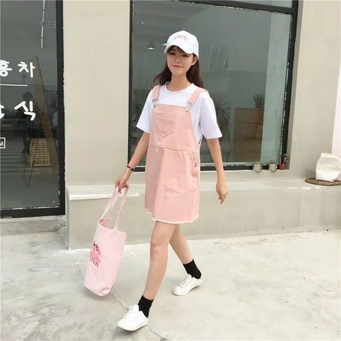 Váy yếm tông màu hồng pastel (nguồn ảnh: internet) Váy yếm tông màu hồng pastel (nguồn ảnh: internet)