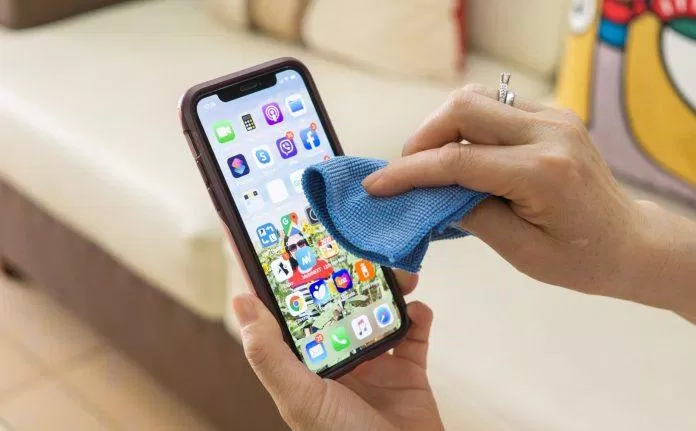 Lau màn hình bằng các loại khăn chuyên dụng. Ảnh: internet