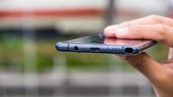 Sau một thời gian thì cổng sạc sẽ chứa nhiều bụi bẩn. Ảnh: internet