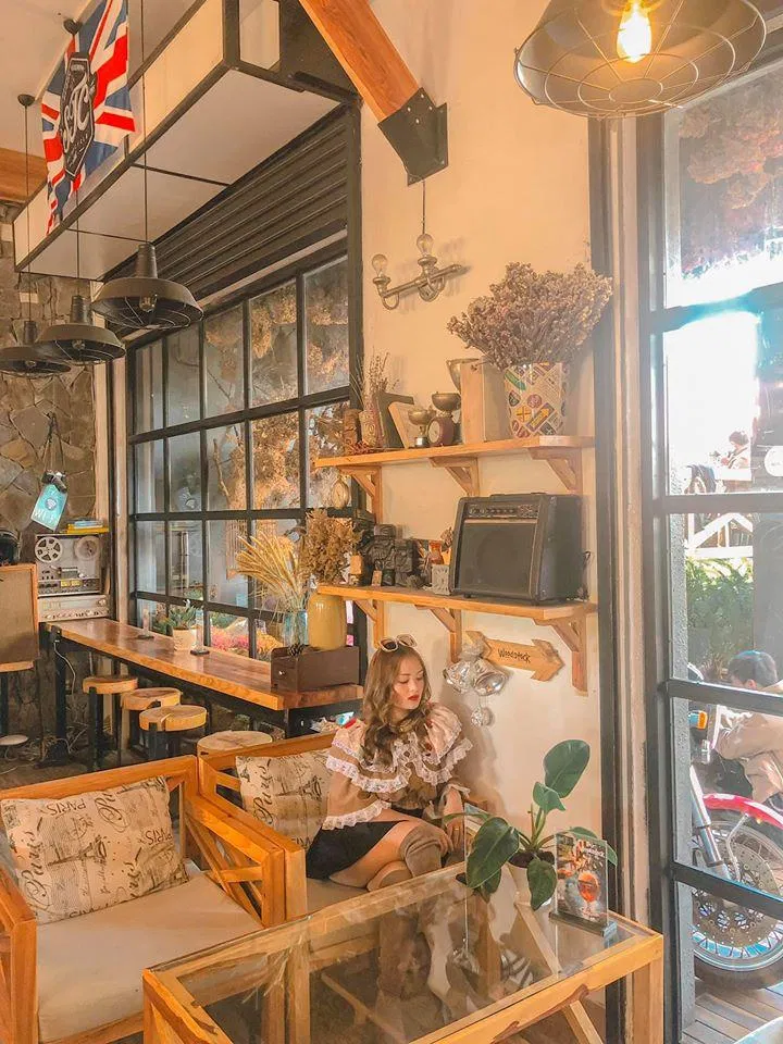 Không gian bên trong quán được trang trí khá hiện đại
